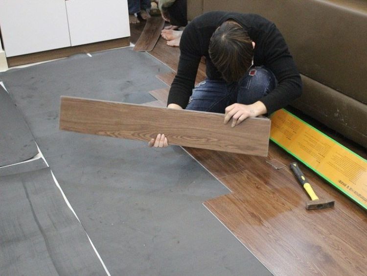 Cách lắp đặt tấm nhựa lót sàn tại nhà