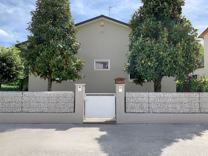 Mẫu hàng rào xi măng cho nhà cấp 4