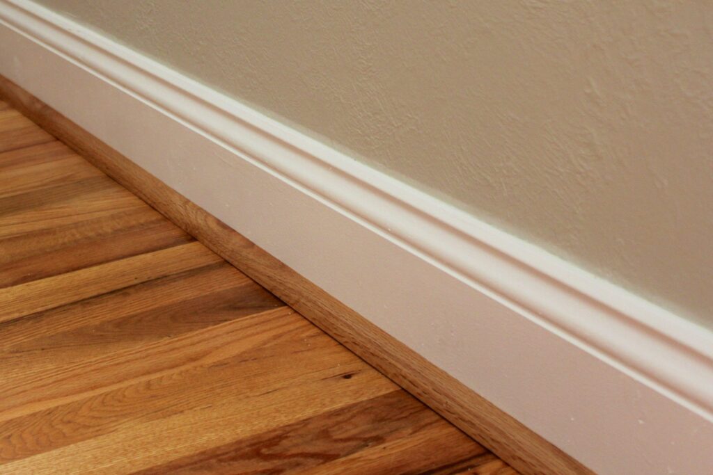 Tạo đường viền sàn nhà giúp không gian hài hòa, che khuyết điểm và tăng tính thẩm mỹ cho nội thất