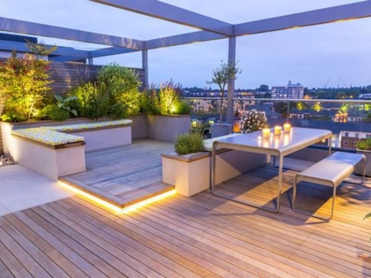 Không gian sân thượng sang trọng, sạch đẹp nhờ lát tấm nhựa giả gỗ chống nước.