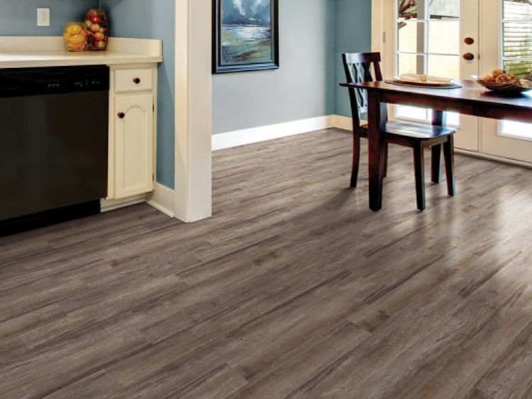 Sàn nhựa giả gỗ giúp không gian bếp sang trọng, sạch sẽ và chống thấm tuyệt đối.