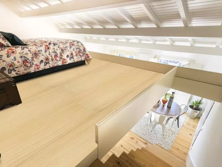 Tấm nhựa giả gỗ giúp không gian gác lửng hiện đại, sạch đẹp và bền hơn so với gỗ thật.