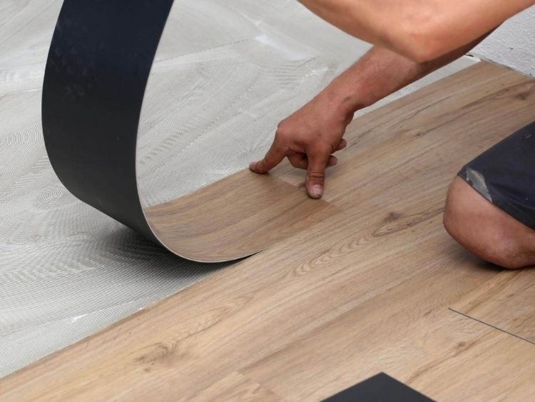 Bề mặt dưới được dán cố định bằng keo chuyên dụng, bám chắc vào nền nhà