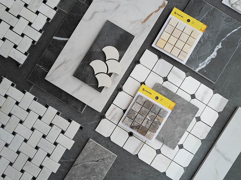 Gạch ốp tường mosaic và giả đá tạo điểm nhấn sang trọng.