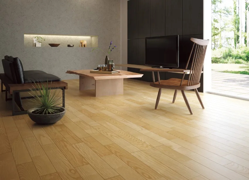 Sàn gỗ công nghiệp tạo cảm giác ấm áp, phù hợp căn hộ chung cư cũ.