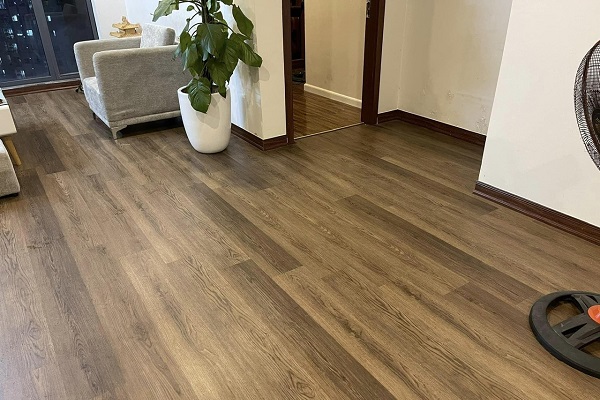 Sàn nhựa giả gỗ bền, chống ẩm, phù hợp nhà cấp 4.