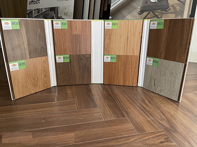 Sàn gỗ Robina có các dòng 8mm, 12mm và bản nhỏ phù hợp nhiều nhu cầu sử dụng.