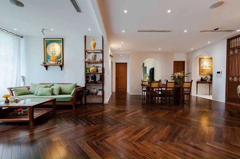 Sàn gỗ Chiu Liu mang vẻ đẹp đen huyền bí, đanh cứng và bền bỉ tự nhiên.