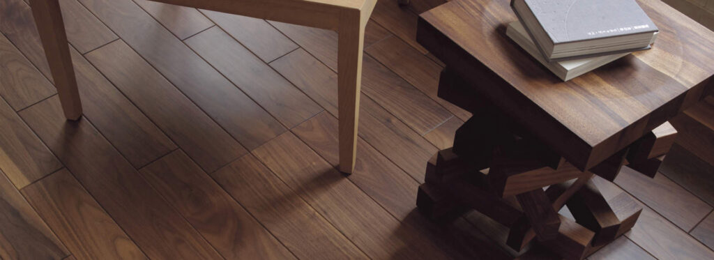 Sàn gỗ tự nhiên là vật liệu lót sàn 100% gỗ thịt, mang vẻ đẹp độc bản và đẳng cấp.