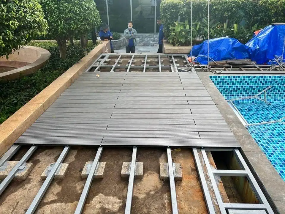 Quy trình thi công sàn nhựa bể bơi đúng kỹ thuật, bền đẹp và an toàn.