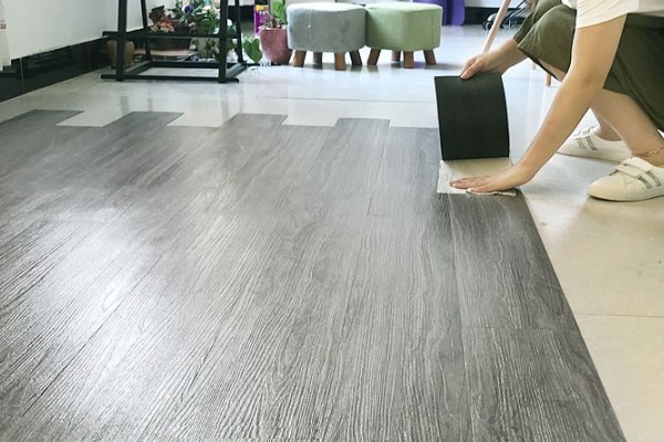 Hướng dẫn quy trình tự thi công sàn nhựa giả gỗ tự dán
